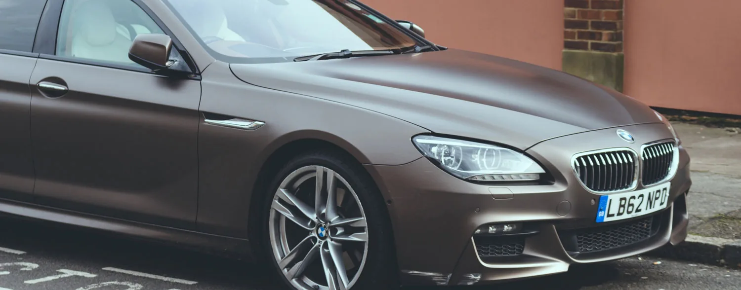 Avant d'une berline BMW stationnée